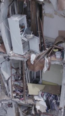 Bu dikey borsa videosu Ukrayna 'daki savaşın sonucunu gösteriyor. Borodyanka, Bucha bölgesindeki harap olmuş bir bina. Gri, renksiz, düz.