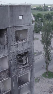 Bu dikey borsa videosu Ukrayna 'daki savaşın sonucunu gösteriyor. Borodyanka, Bucha bölgesindeki harap olmuş bir bina. Gri, renksiz, düz.