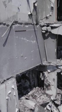 Bu dikey borsa videosu Ukrayna 'daki savaşın sonucunu gösteriyor. Borodyanka, Bucha bölgesindeki harap olmuş bir bina. Gri, renksiz, düz.