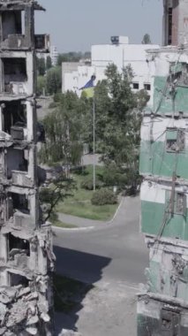 Bu dikey borsa videosu Ukrayna 'daki savaşın sonucunu gösteriyor. Borodyanka, Bucha bölgesindeki harap olmuş bir bina. Gri, renksiz, düz.