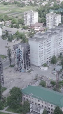 Bu dikey borsa videosu Ukrayna 'daki savaşın sonucunu gösteriyor. Borodyanka, Bucha bölgesindeki harap olmuş bir bina. Gri, renksiz, düz.