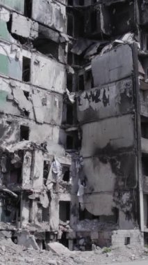 Bu dikey borsa videosu Ukrayna 'daki savaşın sonucunu gösteriyor. Borodyanka, Bucha bölgesindeki harap olmuş bir bina. Gri, renksiz, düz.