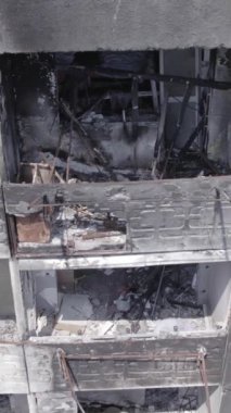 Bu dikey borsa videosu Ukrayna 'daki savaşın sonucunu gösteriyor. Borodyanka, Bucha bölgesindeki harap olmuş bir bina. Gri, renksiz, düz.