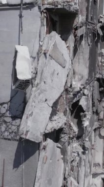 Bu dikey borsa videosu Ukrayna 'daki savaşın sonucunu gösteriyor. Borodyanka, Bucha bölgesindeki harap olmuş bir bina. Gri, renksiz, düz.