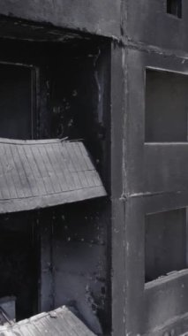 Bu dikey borsa videosu Ukrayna 'daki savaşın sonucunu gösteriyor. Borodyanka, Bucha bölgesindeki harap olmuş bir bina. Gri, renksiz, düz.