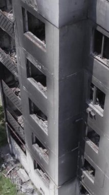 Bu dikey borsa videosu Ukrayna 'daki savaşın sonucunu gösteriyor. Borodyanka, Bucha bölgesindeki harap olmuş bir bina. Gri, renksiz, düz.