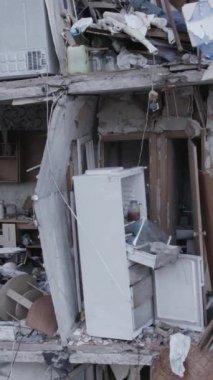 Bu dikey borsa videosu Ukrayna 'daki savaşın sonucunu gösteriyor. Borodyanka, Bucha bölgesindeki harap olmuş bir bina. Gri, renksiz, düz.