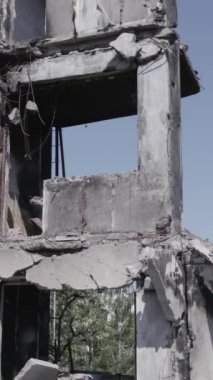 Bu dikey borsa videosu Ukrayna 'daki savaşın sonucunu gösteriyor. Borodyanka, Bucha bölgesindeki harap olmuş bir bina. Gri, renksiz, düz.