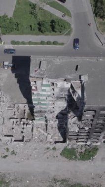 Bu dikey borsa videosu Ukrayna 'daki savaşın sonucunu gösteriyor. Borodyanka, Bucha bölgesindeki harap olmuş bir bina. Gri, renksiz, düz.