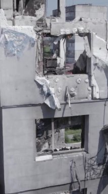 Bu dikey borsa videosu Ukrayna 'daki savaşın sonucunu gösteriyor. Borodyanka, Bucha bölgesindeki harap olmuş bir bina. Gri, renksiz, düz.