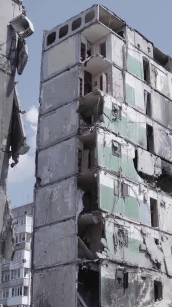 Este Vídeo Vertical Mostra Consequências Guerra Ucrânia Edifício Residencial Destruído — Vídeo de Stock