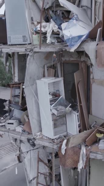 Este Video Vertical Muestra Las Secuelas Guerra Ucrania Edificio Residencial — Vídeos de Stock