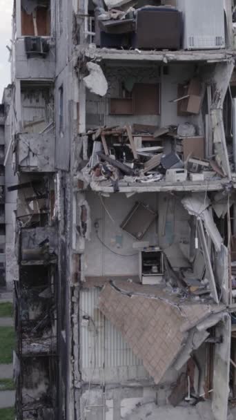 โอแนวต งของห แสดงให งฉากหล งของสงครามในย เครน อาคารท อาศ าลายใน Borodyanka — วีดีโอสต็อก
