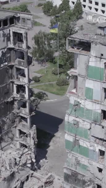 Este Vídeo Vertical Mostra Consequências Guerra Ucrânia Edifício Residencial Destruído — Vídeo de Stock