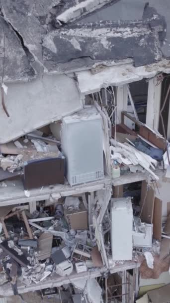 화면은 우크라이나 전쟁의 여파를 있습니다 산카의 파괴된 주거용 평평하지 — 비디오
