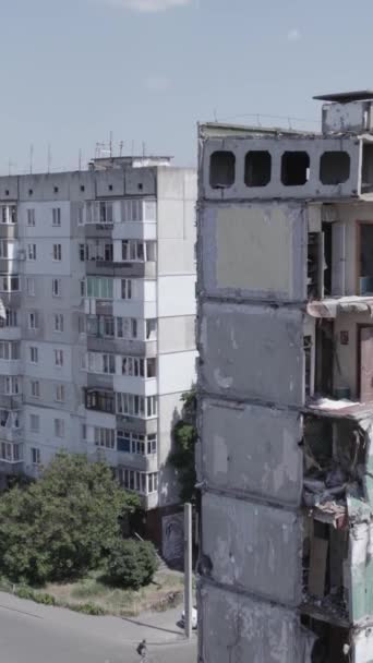 Este Video Vertical Muestra Las Secuelas Guerra Ucrania Edificio Residencial — Vídeos de Stock