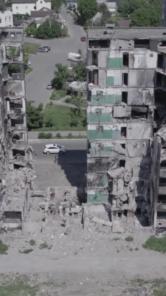 このストック垂直ビデオは ウクライナでの戦争の余波を示しています ボロディアンカ ブチャ地区 グレー 色なし フラットの破壊された住宅ビル — ストック動画