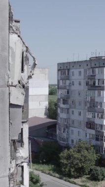 Bu dikey borsa videosu Ukrayna 'daki savaşın sonucunu gösteriyor. Borodyanka, Bucha bölgesindeki harap olmuş bir bina. Gri, renksiz, düz.