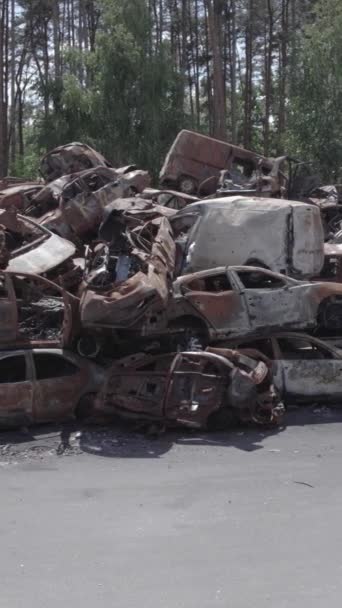 Video Vertikal Ini Menunjukkan Dump Dari Mobil Ditembak Dan Dibakar — Stok Video