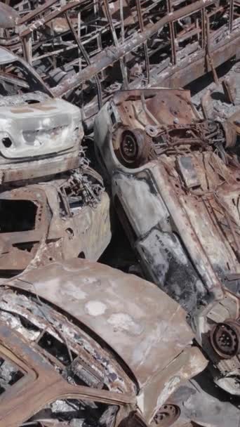 Denne Loddrette Videoen Viser Haug Med Ødelagte Biler Irpin Bucha – stockvideo