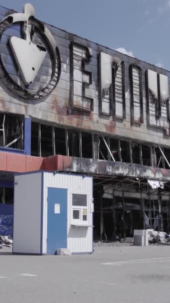 Stock Vertical Video Shows Destroyed Building Shopping Center Bucha Slow — Vídeo de stock