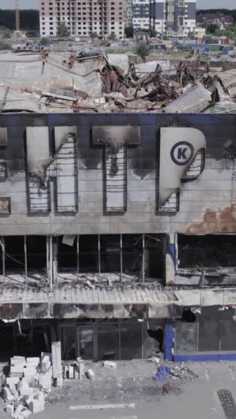 비디오는 Bucha 센터의 붕괴된 건물을 줍니다 슬로우 — 비디오