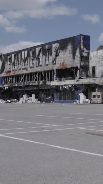 Stock Vertical Video Shows Destroyed Building Shopping Center Bucha Slow — Stockvideo