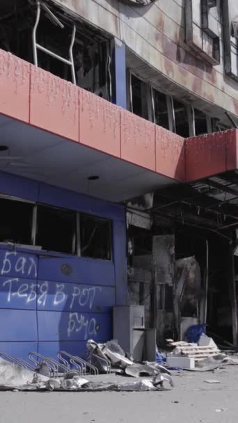 Stock Vertical Video Shows Destroyed Building Shopping Center Bucha Slow — Stockvideo