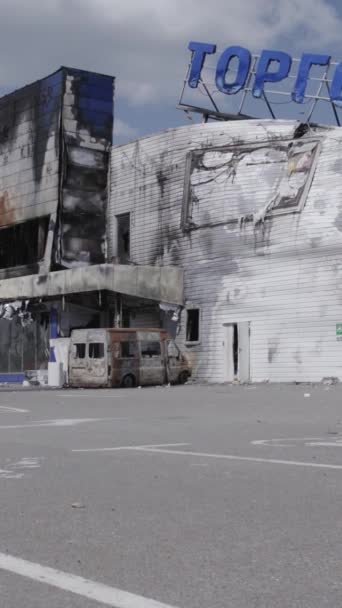 Stock Vertical Video Shows Destroyed Building Shopping Center Bucha Slow — Stockvideo