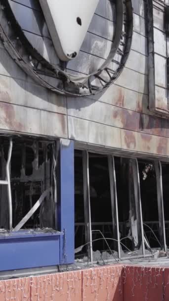 Stock Vertical Video Shows Destroyed Building Shopping Center Bucha Slow — Vídeo de stock