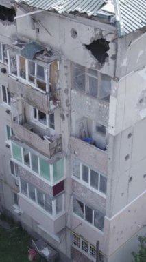 Bu dikey video Ukrayna 'daki savaş sırasında Makariv şehrinde yıkılmış bir binayı gösteriyor. Gri, renksiz, düz.