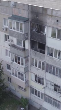 Bu dikey video Ukrayna 'daki savaş sırasında Makariv şehrinde yıkılmış bir binayı gösteriyor. Gri, renksiz, düz.