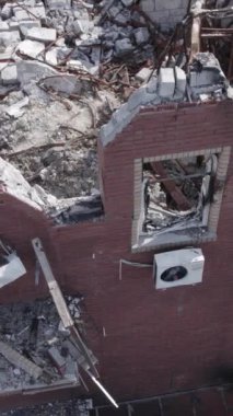 Bu dikey video Ukrayna 'daki savaş sırasında Makariv şehrinde yıkılmış bir binayı gösteriyor. Gri, renksiz, düz.