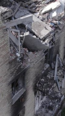 Bu dikey video Ukrayna 'daki savaş sırasında Makariv şehrinde yıkılmış bir binayı gösteriyor. Gri, renksiz, düz.