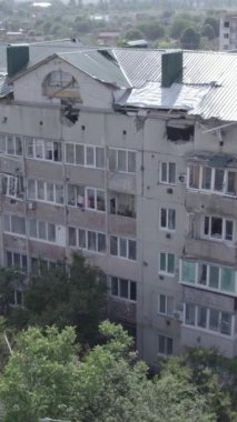 Bu dikey video Ukrayna 'daki savaş sırasında Makariv şehrinde yıkılmış bir binayı gösteriyor. Gri, renksiz, düz.