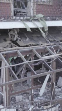 Bu dikey video Ukrayna 'daki savaş sırasında Makariv şehrinde yıkılmış bir binayı gösteriyor. Gri, renksiz, düz.