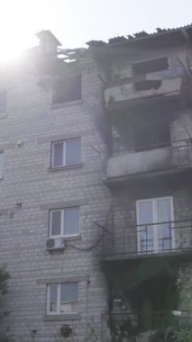 Bu dikey video Ukrayna 'daki savaş sırasında Makariv şehrinde yıkılmış bir binayı gösteriyor. Gri, renksiz, düz.
