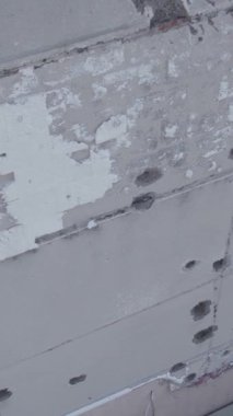 Bu dikey video Ukrayna 'daki savaş sırasında Makariv şehrinde yıkılmış bir binayı gösteriyor. Gri, renksiz, düz.