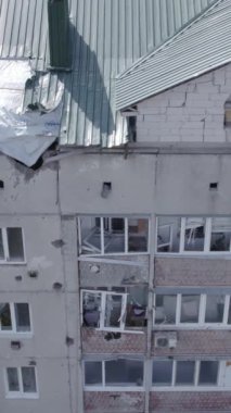 Bu dikey video Ukrayna 'daki savaş sırasında Makariv şehrinde yıkılmış bir binayı gösteriyor. Gri, renksiz, düz.