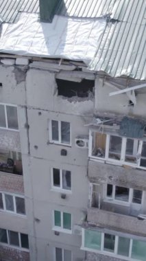 Bu dikey video Ukrayna 'daki savaş sırasında Makariv şehrinde yıkılmış bir binayı gösteriyor. Gri, renksiz, düz.