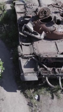Bu stok dikey video Ukrayna 'daki yok olmuş askeri teçhizatın havadan görüntüsünü gösteriyor, gri, renksiz, düz.