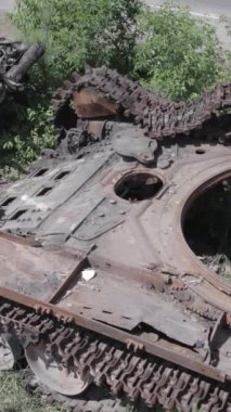 Bu stok dikey video Ukrayna 'daki yok olmuş askeri teçhizatın havadan görüntüsünü gösteriyor, gri, renksiz, düz.