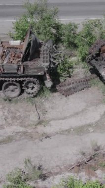 Bu stok dikey video Ukrayna 'daki yok olmuş askeri teçhizatın havadan görüntüsünü gösteriyor, gri, renksiz, düz.
