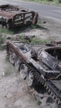 Bu stok dikey video Ukrayna 'daki yok olmuş askeri teçhizatın havadan görüntüsünü gösteriyor, gri, renksiz, düz.
