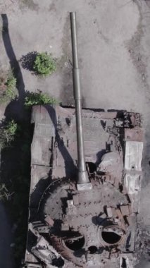 Bu stok dikey video Ukrayna 'daki yok olmuş askeri teçhizatın havadan görüntüsünü gösteriyor, gri, renksiz, düz.
