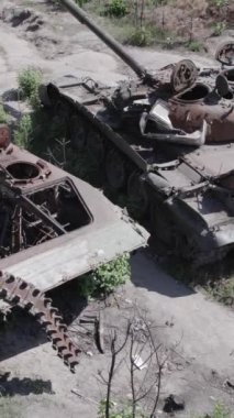Bu stok dikey video Ukrayna 'daki yok olmuş askeri teçhizatın havadan görüntüsünü gösteriyor, gri, renksiz, düz.