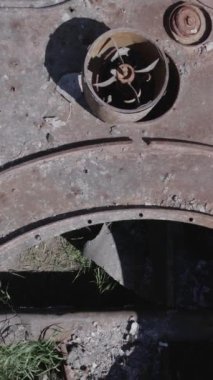 Bu stok dikey video Ukrayna 'daki yok olmuş askeri teçhizatın havadan görüntüsünü gösteriyor, gri, renksiz, düz.