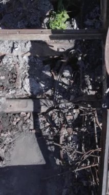 Bu stok dikey video Ukrayna 'daki yok olmuş askeri teçhizatın havadan görüntüsünü gösteriyor, gri, renksiz, düz.