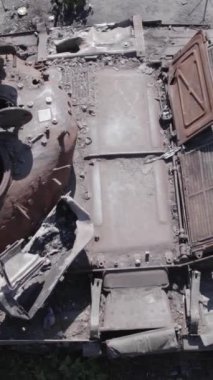 Bu stok dikey video Ukrayna 'daki yok olmuş askeri teçhizatın havadan görüntüsünü gösteriyor, gri, renksiz, düz.
