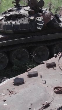 Bu stok dikey video Ukrayna 'daki yok olmuş askeri teçhizatın havadan görüntüsünü gösteriyor, gri, renksiz, düz.